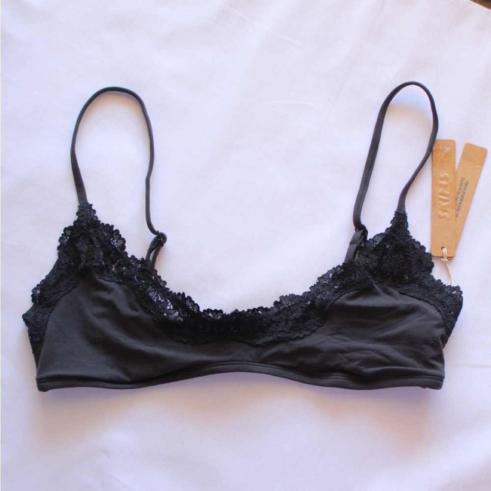 SKIMS Fits Everybody Lace Scoop Bralette in Onyx